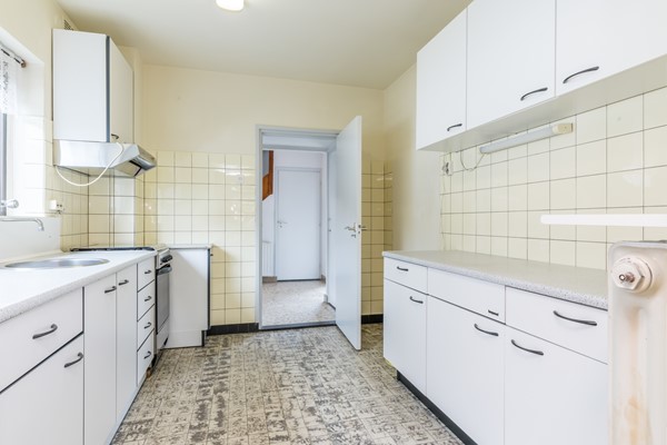 Foto - Te koop: Deels te moderniseren splitlevel drive-in woning (bouwjaar 1963) met 128 m² woonoppervlakte, 3 slaapkamers, tuin en een inpandige garage in Simpelveld